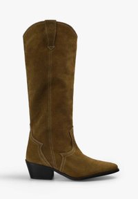 Botas de vaquero marrones de ante hasta la rodilla con punta afilada, detalles de costura y un tacón bajo cuadrado. Textura suave y elementos de diseño del estilo Western.
