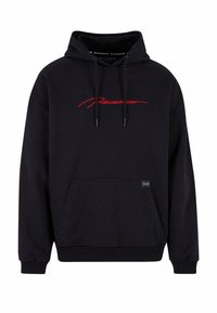 Svart hettegenser laget av bomullsmiks, med en frontlomme i kenguru-stil, justerbare snøring, og rødt brodert logo.