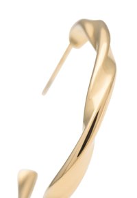 Boucle d'oreille en forme de créole torsadée en ton or, avec une surface lisse et réfléchissante et une fermeture à tige simple. Le design présente des courbes douces et une finition polie.