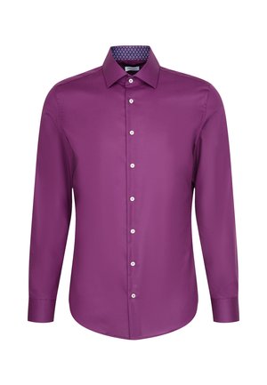 Camicia da uomo a maniche lunghe di colore viola con bottoni bianchi e colletto interno a fantasia, presentata su uno sfondo bianco semplice.