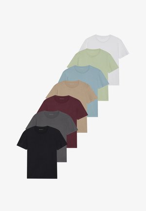 Kohaline kaheksast ümarate kaelustega t-särgist erinevates värvustes: must, tumehall, burgundia, beež, helesinine, roheline ja valge. Puuvilla segu kangas.