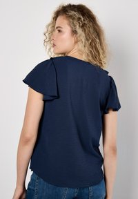 Apricot RUFFLE FRONT - Blusa - navy
