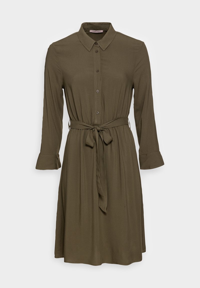 Robe-chemise à manches longues vert olive avec col, boutonnage sur le devant, ceinture à nouer à la taille et poignets évasés.