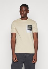 Calvin Klein OVERLAY BOX LOGO - Marškinėliai su spaudiniu - eucalyptus