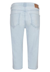 Světle modré džínové bermudy s hladkou texturou, pětipocketsovým designem a rovnou nohavicí. Na pásku je umístěná kožená nášivka s logem značky.
