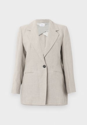 Μπεζ σακάκι με ένα κουμπί, προσαρμοσμένο και με V-στάντα γιακά, καθώς και δύο μπροστινές τσέπες, εκτεθειμένο σε απλό φωτεινό φόντο.