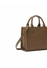 Bruine leren totebag met dubbele handvatten en een afneembare schouderband. Kenmerkt zich door gegraveerde tekst aan de voorkant en een gestructureerde vorm.