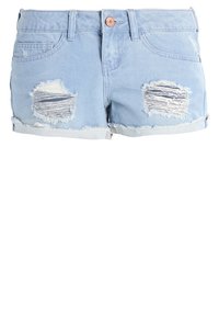 Světle modré džíny šortky s třepeným lemem, dvěmi odřenými záplatami, designem s pěti kapsami a uzávěrem na měděný knoflík.