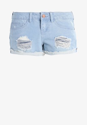 Shorts in denim bluastro con orlo sfrangiato, due toppe logore, design a cinque tasche e chiusura con bottone in rame.