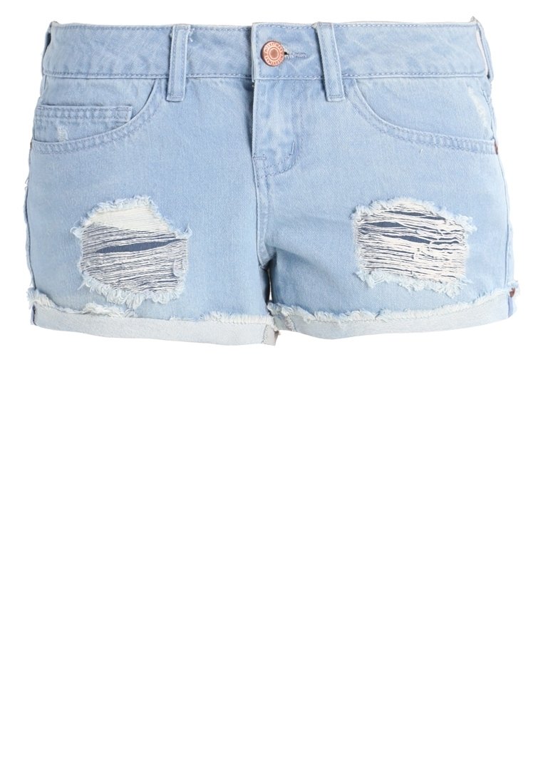 Světle modré džíny šortky s třepeným lemem, dvěmi odřenými záplatami, designem s pěti kapsami a uzávěrem na měděný knoflík.