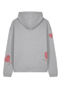 Sudadera con capucha gris con patrones de corazones rojos en las mangas y la parte trasera. Tela suave y texturizada con puños y dobladillo acanalados. Lleva el texto "SWEET heart".