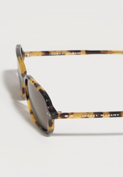Σκαλοειδή τετράγωνα γυαλιά ηλίου με σκούρους φακούς και λεπτά μπράτσα που φέρουν λευκή σήμανση με το λογότυπο "ISABEL MARANT".