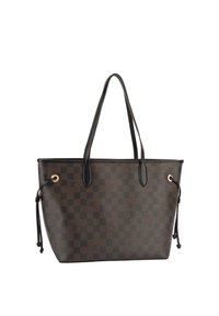 Brun rutmönstrad tygväska med svarta läderdetaljer, två stadiga handtag och guldfärgade öljettdetaljer på sidorna för justering.