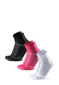 Drei Paar kurze Socken: schwarz, pink und weiß. Hergestellt aus geripptem Material mit kontrastierenden horizontalen Streifen an den Seiten.