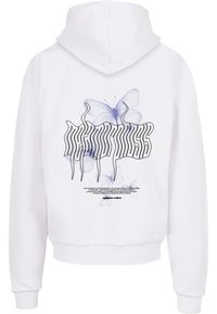 Weißer Hoodie mit einem grafischen Design aus schwarzem Text und blauen Schmetterlingen auf dem Rücken. Weicher Stoff, standardmäßige Kapuze und gerippte Bündchen.