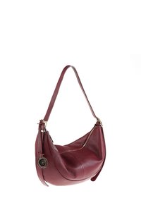 Borsa a spalla in pelle bordeaux con una forma morbida, una singola tracolla curva e una chiusura a zip; presenta un'etichetta metallica circolare.