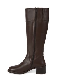 Botte en cuir marron jusqu'au genou avec un talon bloc et une fermeture éclair sur le côté. Présente une texture lisse et un discret détail de couture le long de la fermeture.