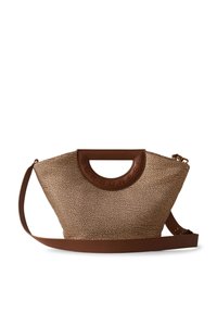 Borsa a tracolla marrone con manico superiore arrotondato e tracolla regolabile. Il corpo presenta un motivo maculato e un accento del logo impresso.