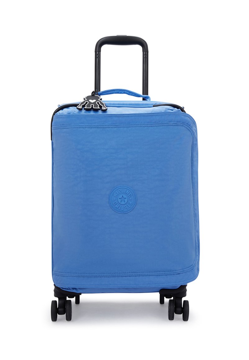 Modrý příruční kufr s hladkým textilním povrchem, černou teleskopickou rukojetí, čtyřmi koly a nášivkou s logem na přední straně.
