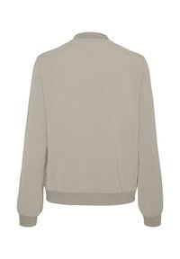 Beige bomberjack gemaakt van een gladde stof, met een ribgebreide kraag en manchetten, en zijslitsen aan de onderkant voor extra comfort en bewegingsvrijheid.
