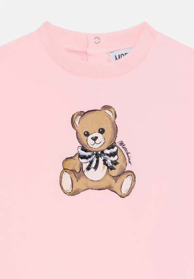 Rosa sweatshirt med en tryckt teddybjörn som har en svart och silverfärgad paljettfluga, rund halsringning och ribbade detaljer.