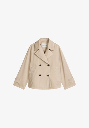 Beżowa dwurzędowa marynarka z szerokimi klapami, dwoma kieszeniami z przodu, mankietami na guziki i czarnymi guzikami, prezentowana na białym tle.
