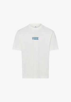 Weißes T-Shirt mit kurzen Ärmeln und blauem Text "GOOD VIBES" zentriert auf der Brust, vor weißem Hintergrund dargestellt.
