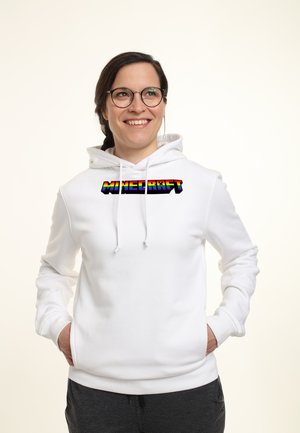 Biała bawełniana bluza z kapturem z wielokolorowym logo "Minecraft" na klatce piersiowej. Zawiera sznurki ściągające i przednią kieszeń.