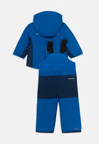 Barnas blå Columbia vinterjakke med fasthette og matchende bib-snøbukser med justerbare sorte stropper.