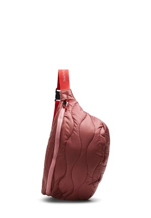 Borsa a tracolla trapuntata rossa con cerniera rosa e tracolla rossa regolabile con testo bianco su sfondo bianco.