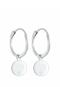 Pendientes de aro de plata que presentan un colgante en forma de disco circular liso marcado con "925". Los pendientes tienen un acabado pulido y un diseño de cierre simple.