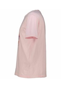 Roze katoenen t-shirt met korte mouwen en een ronde halslijn; zichtbare zijnaad en zachte textuur.