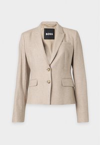 Blazer beige pour femme, cintré, avec deux boutons, revers crantés, poches à rabat et étiquette noire "BOSS" à l'intérieur du col.