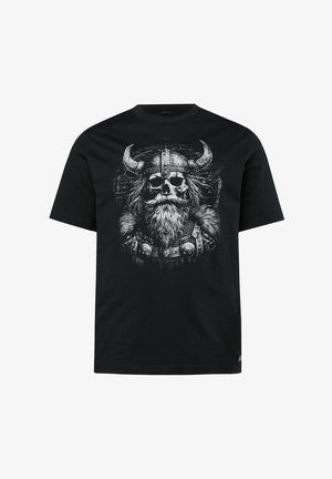 Camiseta negra con un gráfico detallado en blanco de un cráneo vikingo que lleva un casco con cuernos, barba larga y armadura forrada de piel.