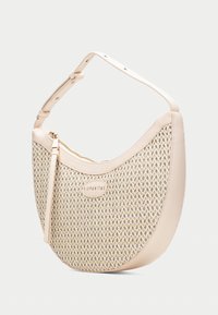 Přírodní krémová tkaná kabelka přes rameno s nastavitelným popruhem, zapínáním na zip a malým logem značky na přední straně.