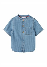 Denim majica s kratkimi rokavi v svetlo modri barvi z navpičnimi črtami, okrogel ovratnik, zapiranje z lesenimi gumbi in en sam žep na prsih.