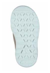 Weiße Gummisohle mit einem strukturierten Muster aus ineinandergreifenden Dreiecken und Rillen, mit Markenkennzeichnung in der Nähe der Ferse.