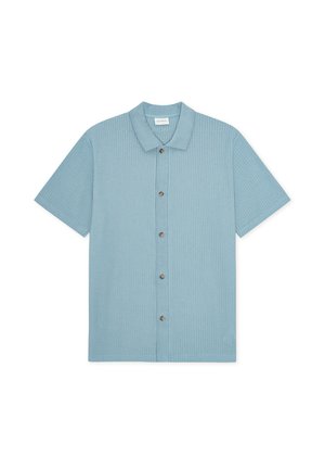 Chemise bleu clair à manches courtes avec boutons, tissu texturé, col standard et six boutons sur le devant.