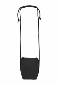 Borsa a tracolla nera in nylon con chiusura a coulisse, tracolla con cordino regolabile, hardware color argento e logo del brand sulla parte anteriore. Forma semplice e lineare.