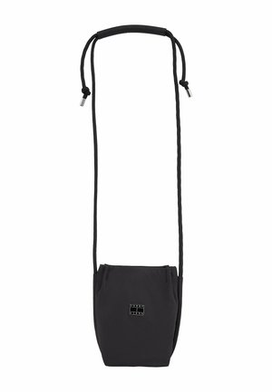 Schwarze Nylon-Crossbody-Tasche mit Kordelzugverschluss, verstellbarem Schnurriemen, silberfarbener Hardware und eingraviertem Logo auf der Vorderseite. Einfaches, schlankes Design.