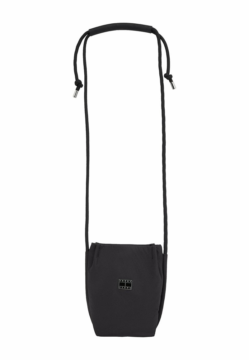 Borsa a tracolla nera in nylon con chiusura a coulisse, tracolla con cordino regolabile, hardware color argento e logo del brand sulla parte anteriore. Forma semplice e lineare.