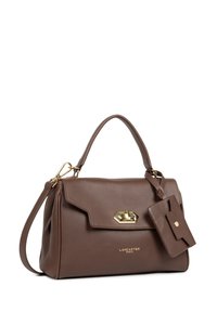 Borsa a tracolla in pelle marrone con design strutturato, adornata con una chiusura dorata e un'etichetta coordinata. Presenta una maniglia superiore e una tracolla.