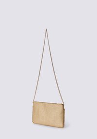 Clutch bag metallica dorata con superficie testurizzata, forma rettangolare, chiusura a zip e una sottile catena lungo il bordo superiore.