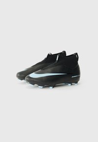 Bottes de football noires au design épuré, avec un swoosh Nike bleu clair et une tige synthétique texturée. Le dessous est équipé de crampons avec des pointes bleues pour une meilleure adhérence.