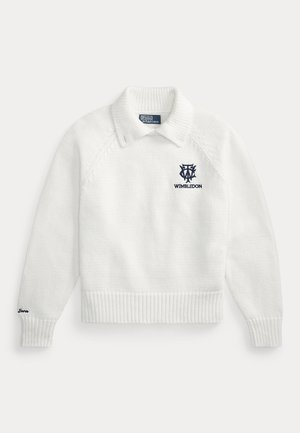 Pulover alb tricotat, cu guler și manșete riburate, logo "Wimbledon" brodat pe piept și textul "Lauren" pe manșeta mânecii stângi.