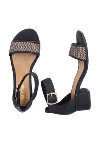 Schwarze High Heels-Sandalen mit einem geflochtenen goldenen Akzentband, verstellbarem Knöchelriemen und Blockabsatz. Glatte Ledertextur insgesamt.