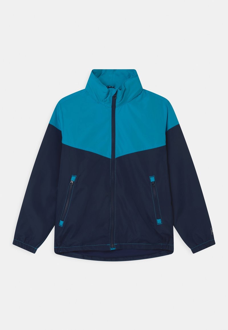 Vindjacka med turkosa övre delen och marinblå nedre delen. Har en hög krage, dragkedjefickor och kontrasterande sömnadsdetaljer.