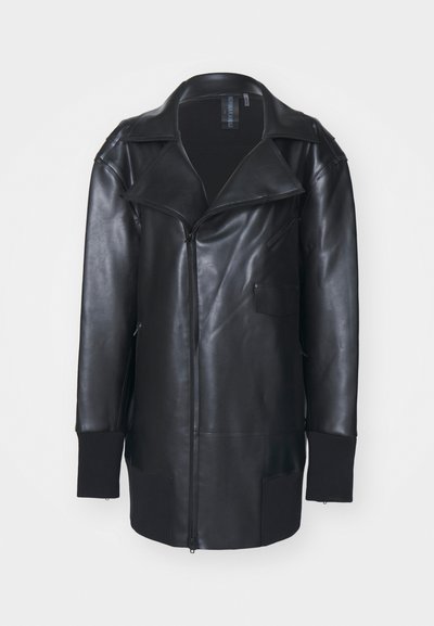Chaqueta de cuero negra con cremallera frontal, grandes solapas y puños acanalados. Incluye dos bolsillos laterales y un diseño minimalista.