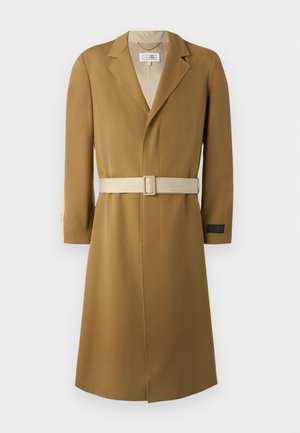 Dlouhý kabát s páskem v barvě velbloudí. Vyrobeno z texturované tkaniny s klopovými límci a béžovým páskem. Na rukávu se nachází štítek s logem.