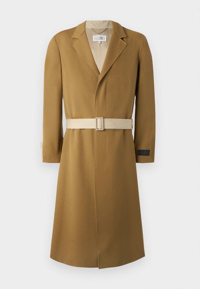 Garšs, jostas apvalks kamieļu krāsā. Izgatavots no teksturēta auduma ar iegrieztu apkakli un bēša jostu. Sleevā ir piekabināta birka ar zīmolu.